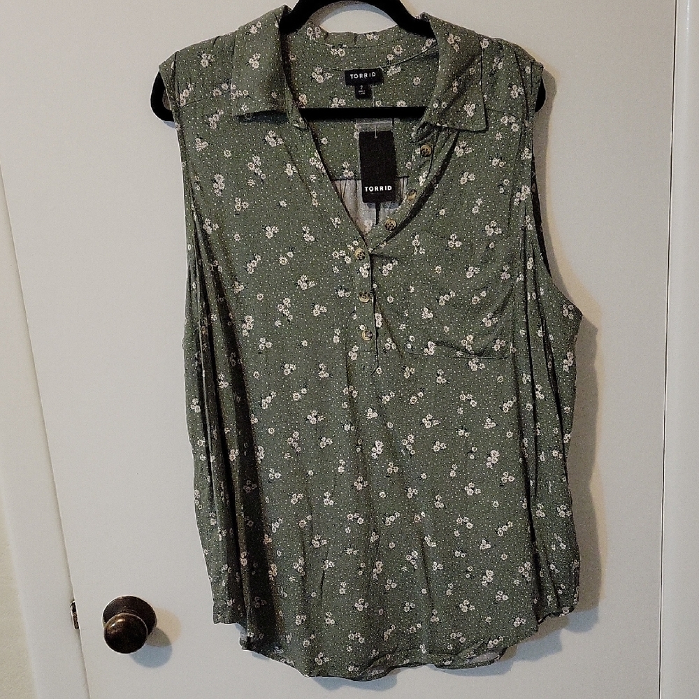NWT Torrid Olive Floral Sleeveless Blouse - Picture 2 of 11